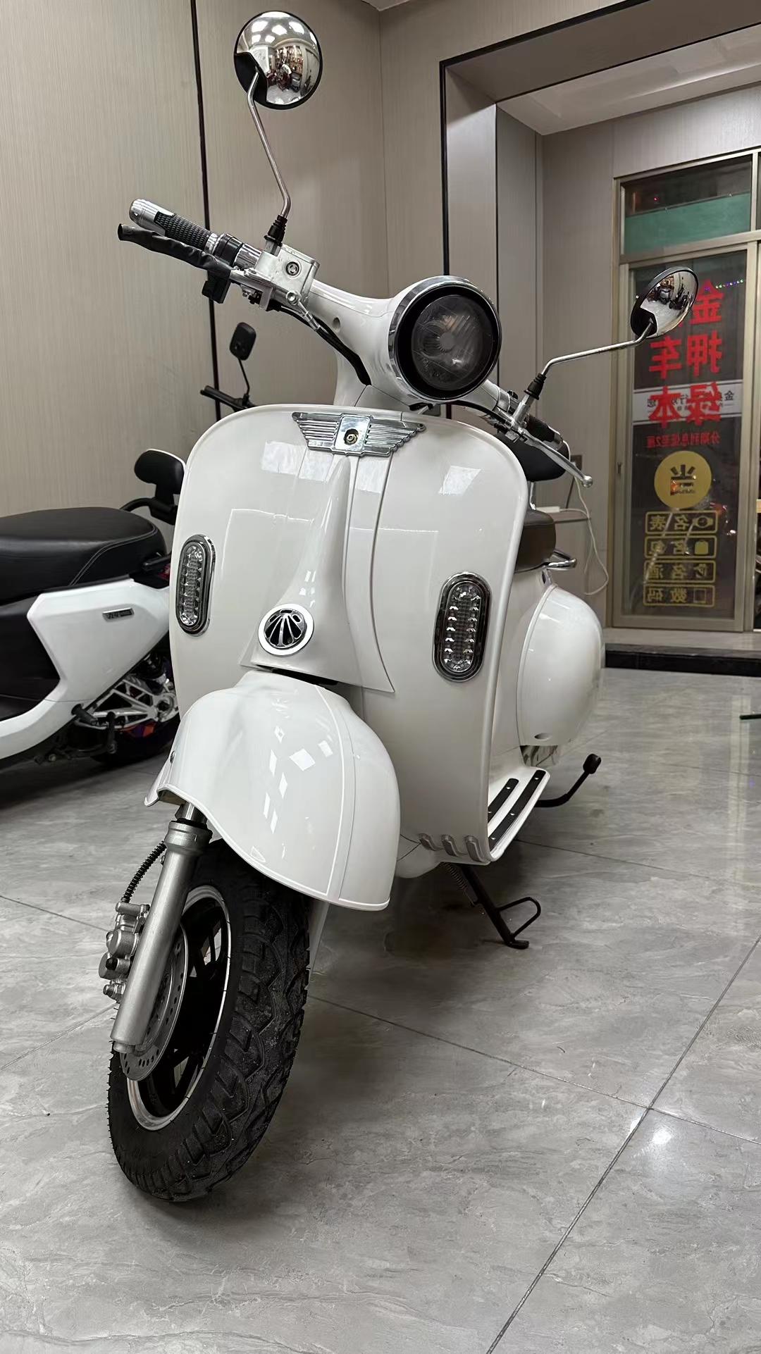 电动轿车复古车型