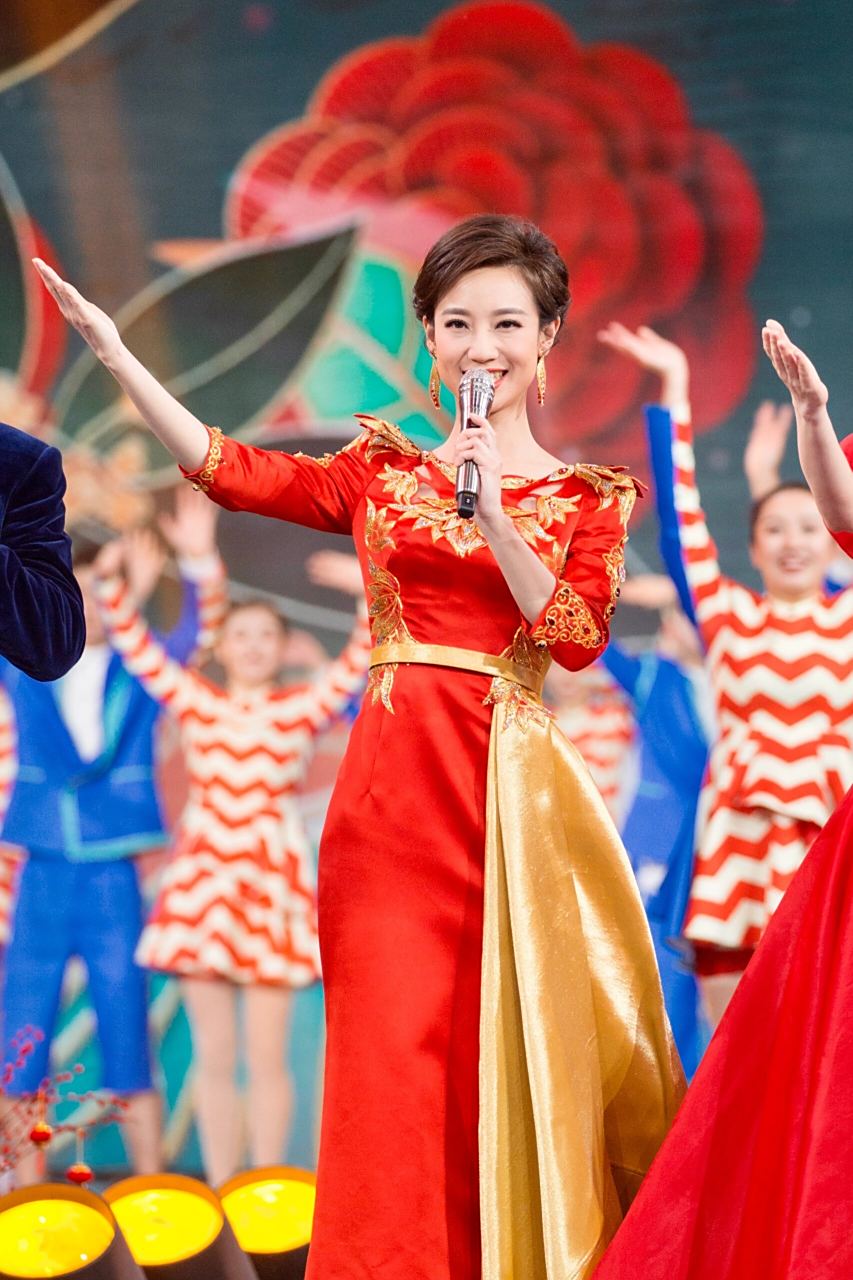 劳伦斯·许|主持人李杨薇春晚造型回顾 李杨薇此次春晚亮相穿着的为