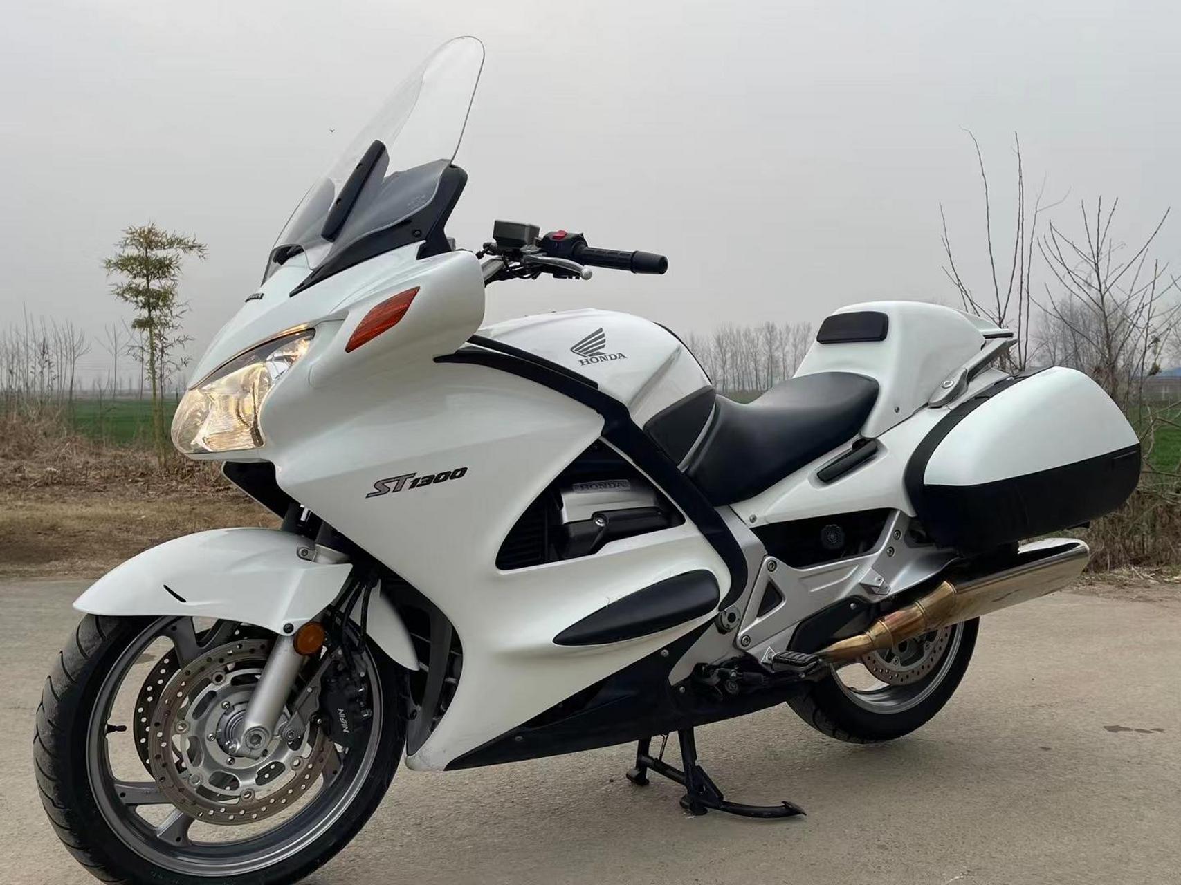 极品本田小金翼st1300搭载电喷水冷四缸1300引擎 电动风挡升降 可调节