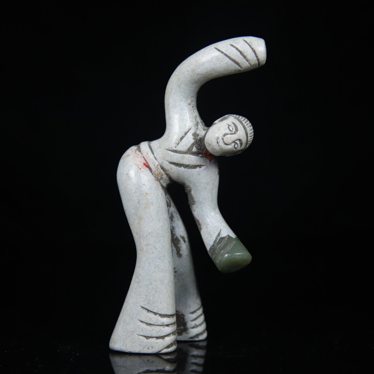 它的题材仅限于舞蹈中的年轻女子,流行的时间仅在战国末年到汉代的