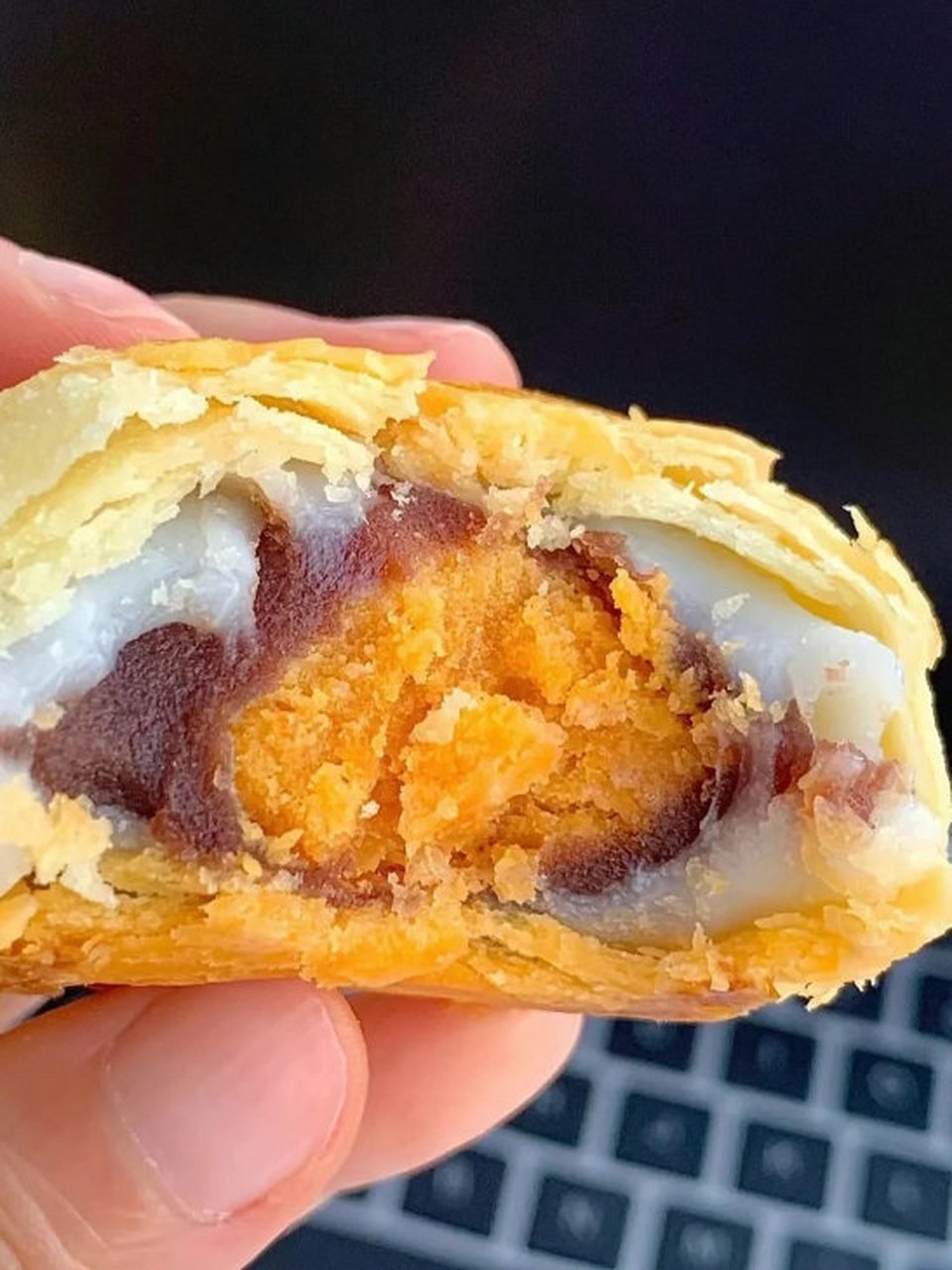 性价比高酥皮加上拉丝雪媚娘和红豆,大颗蛋黄馅料好吃不腻