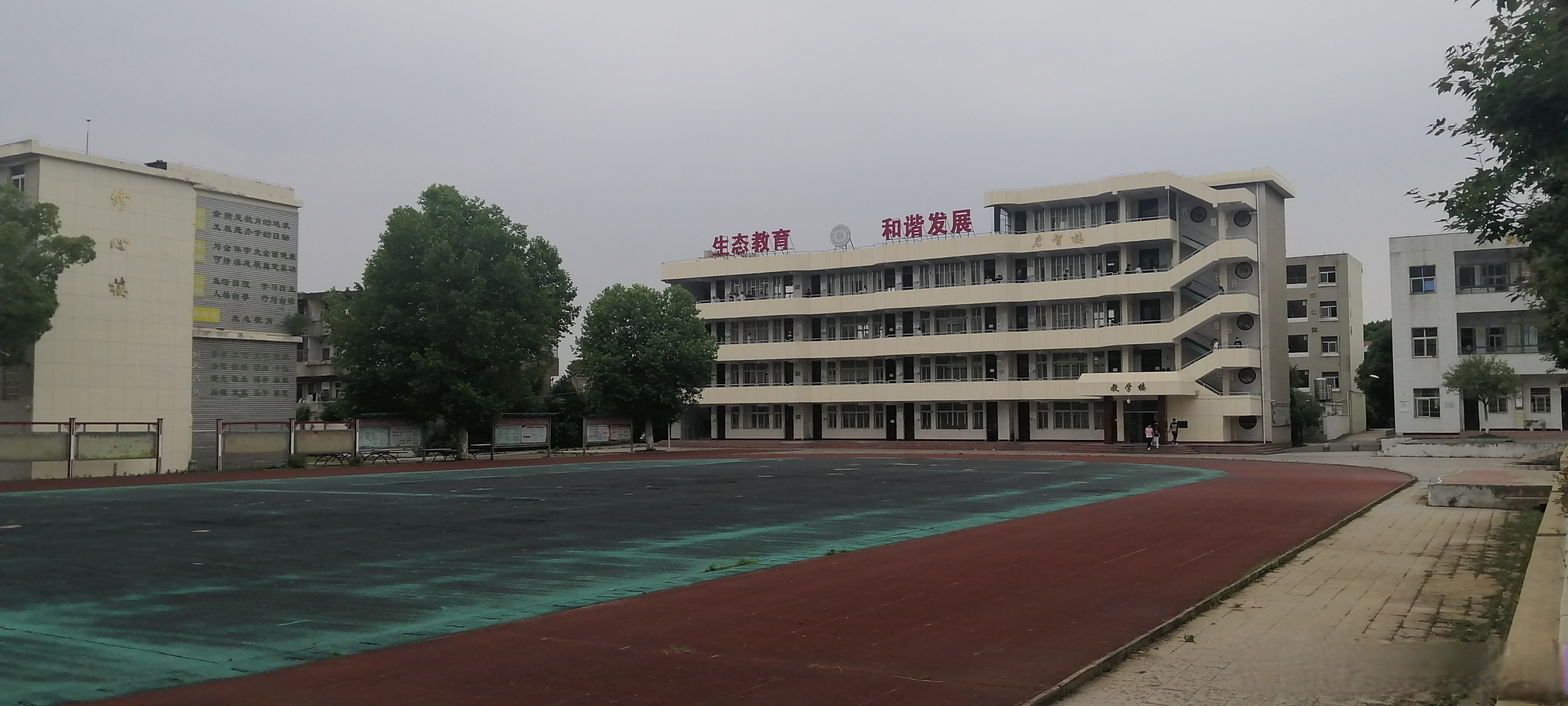 祁家湾中学(大门联): 校前大道贯通五湖四海; 学中才子纵横九州百国.