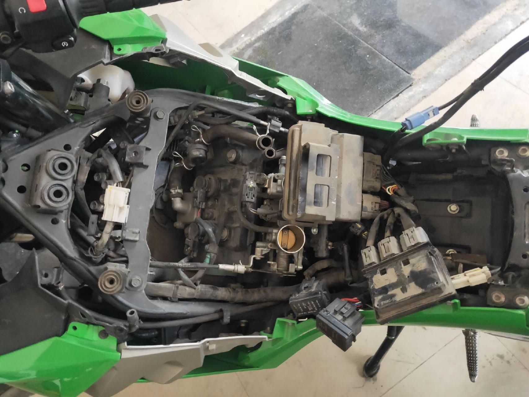 川崎ninja400维修保养,换减震油封,解决发动机亮故障灯.