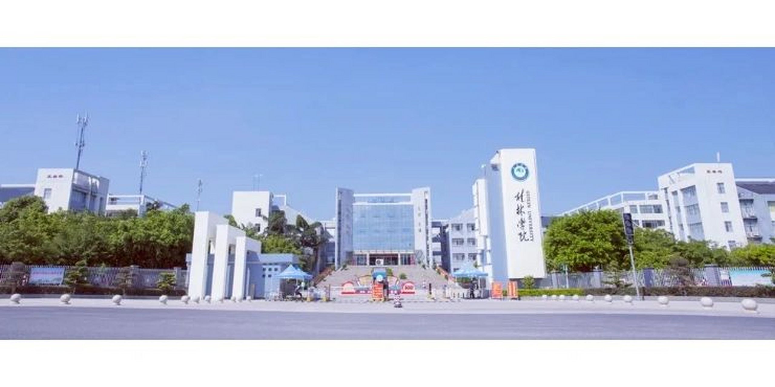 桂林学院    hii ,这里是来自桂林学院英专学姐一枚~欢迎学弟学妹们来