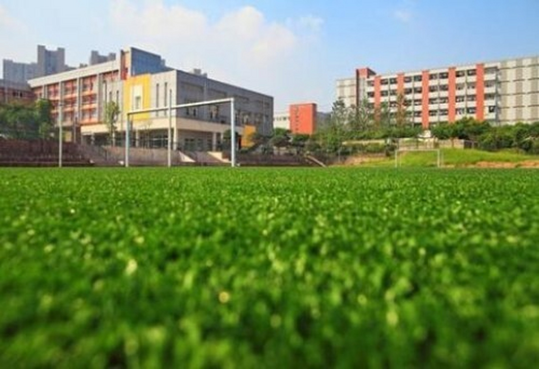 重庆一中之名校联中 名校联中位于一中本部旁边,地理位置优越.