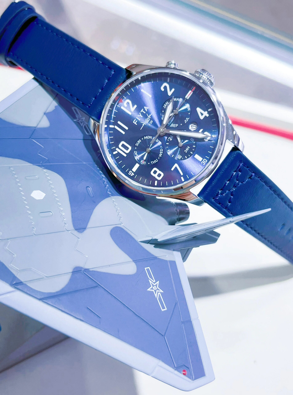 了飞行员专用手表,此后飞亚达多次为中国空军和海军飞行员制作腕表