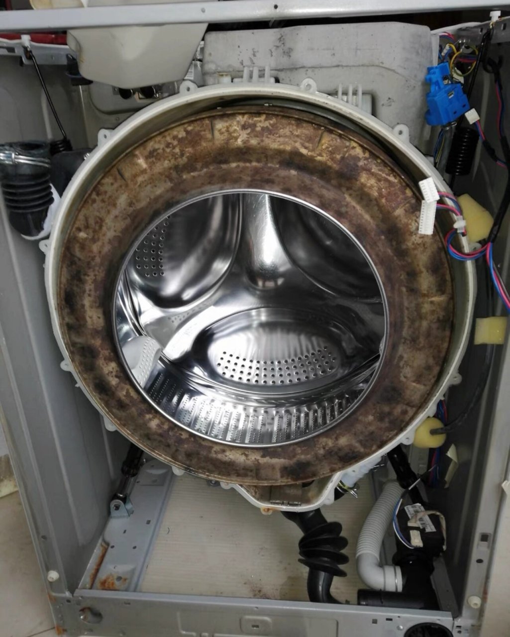 太脏了 洗衣机家家户户都有,很多人就往往选择用泡腾片去清洗洗衣机