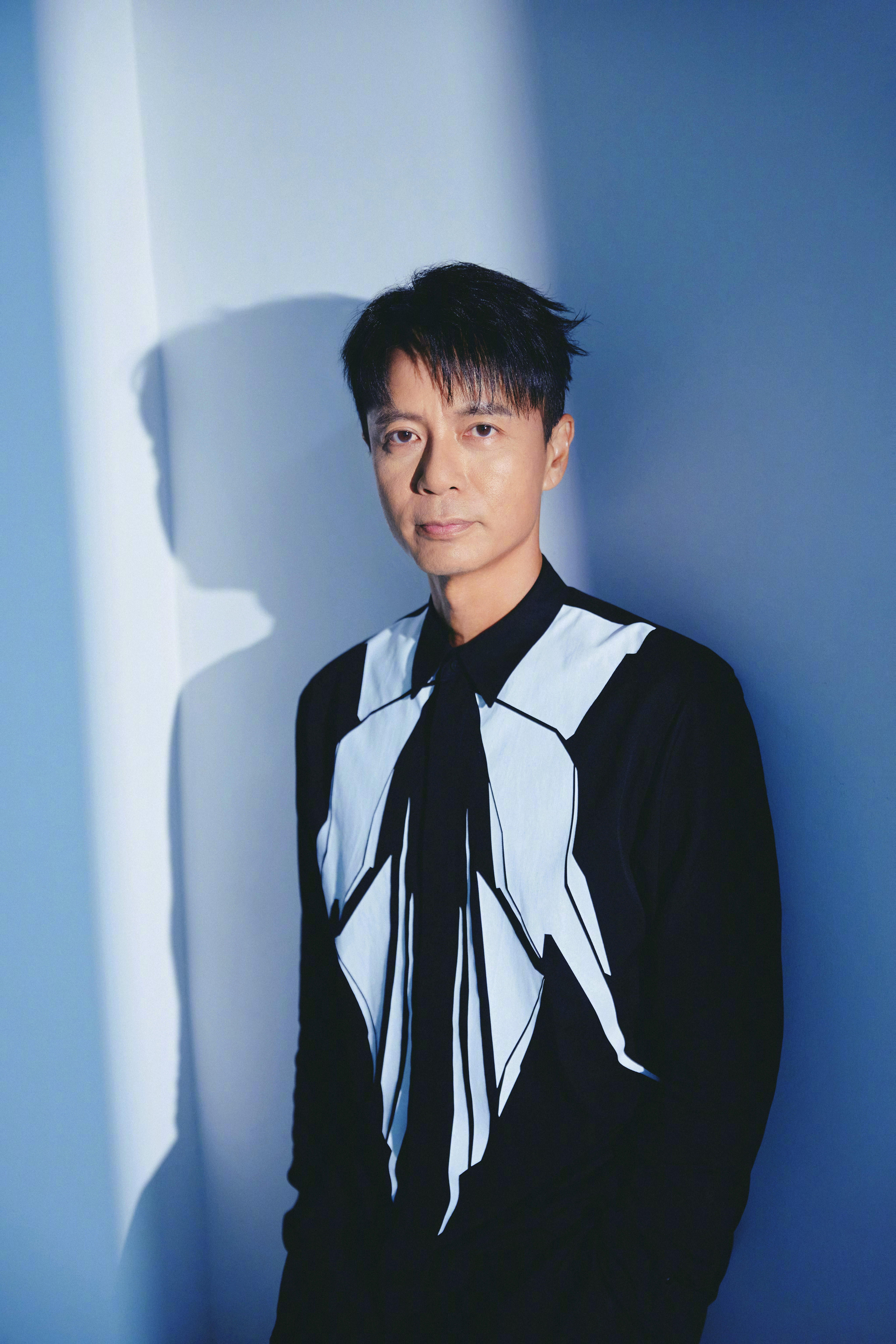 李克勤#披荆斩棘#側拍圖掉落定格啓程時刻,簡潔基調,輕裝上陣～初團秀