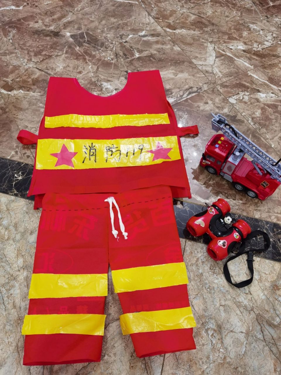儿童节环保消防衣服 儿子在幼儿园的第一个儿童节 只去了一个星期就到