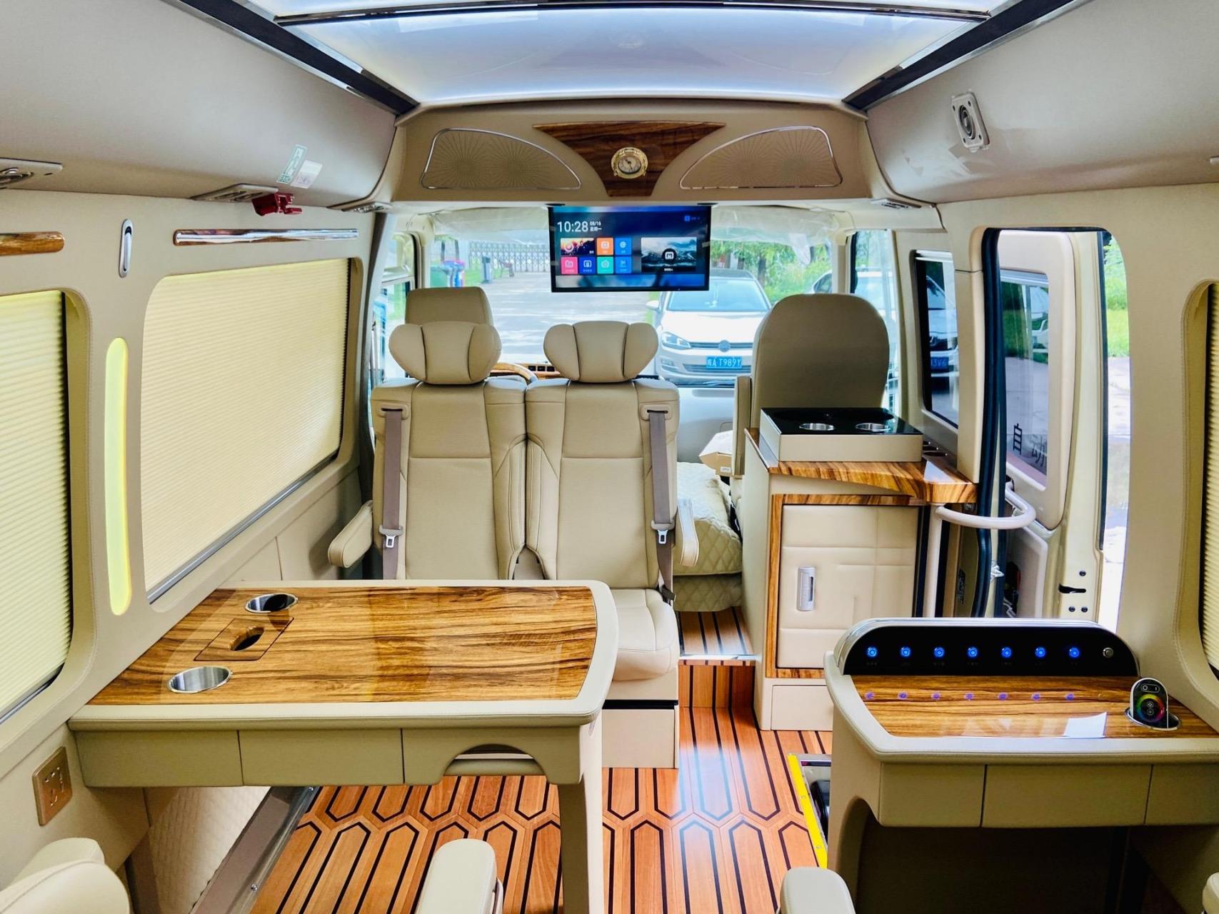 丰田考斯特15座商务车,在商务接待领域拥有卓越实力.