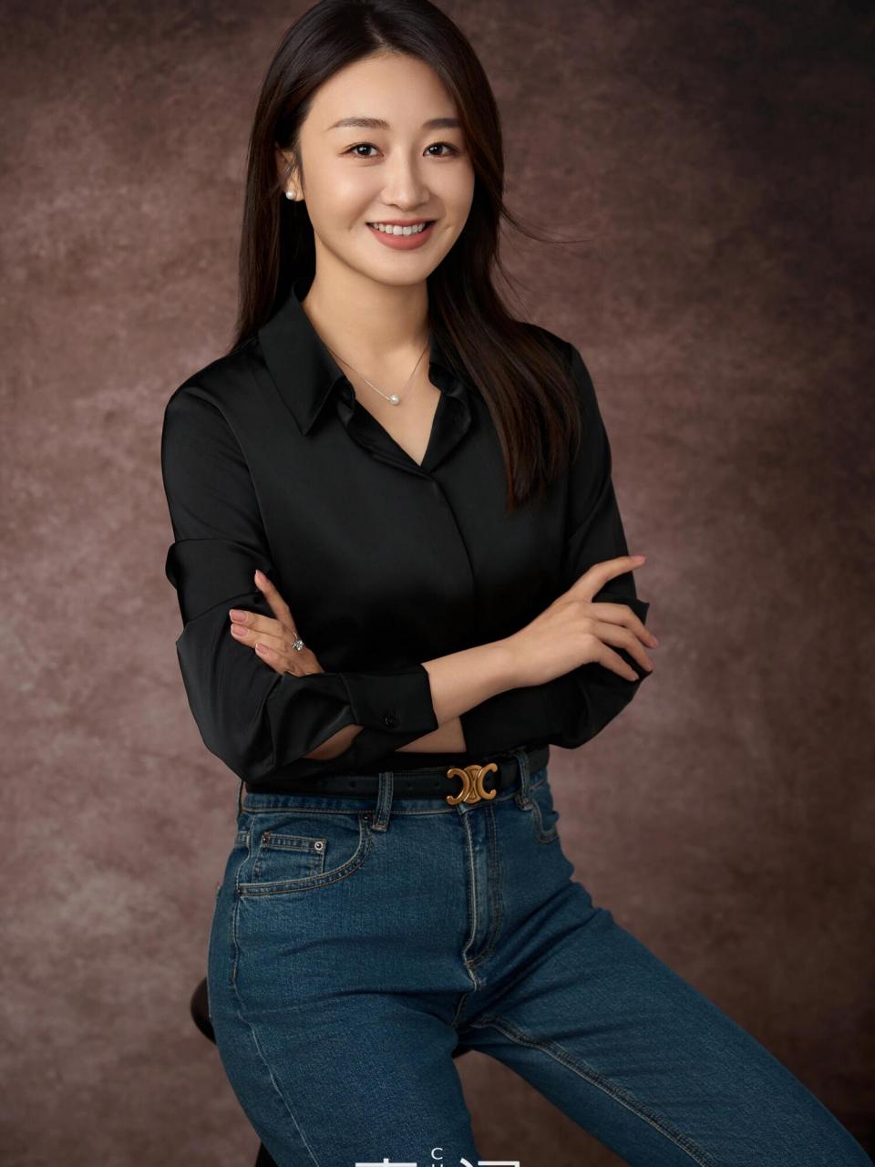 你的专属高级形象照已上线92 优雅的黑色衬衫,蓝色的牛仔裤 气质又