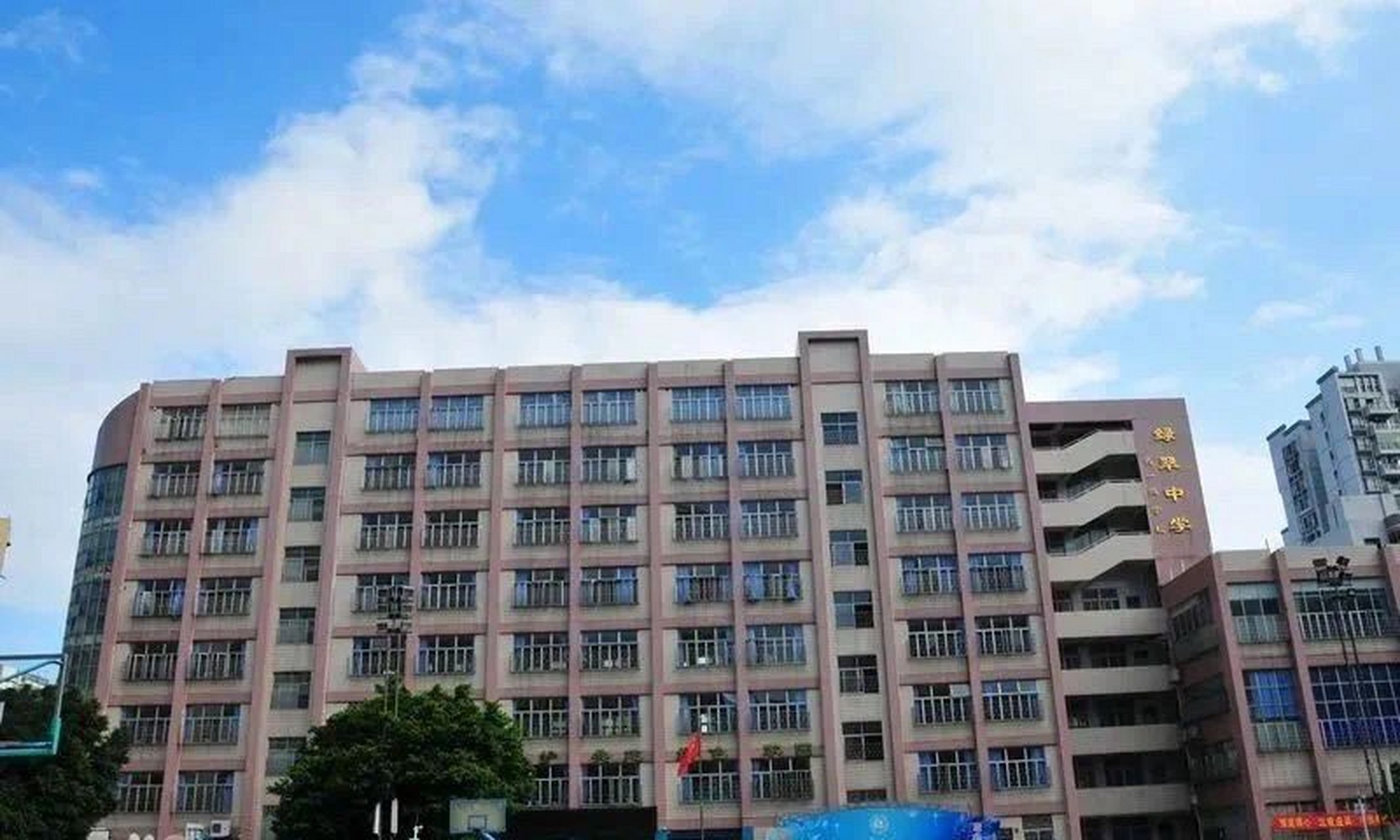 绿翠现代实验学校介绍