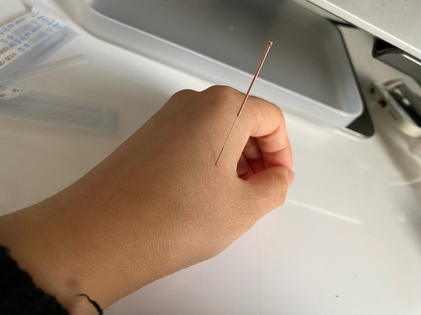 9693日常| 针灸合谷 扎自己第一针 转运来的针灸针哈哈 今天尝试