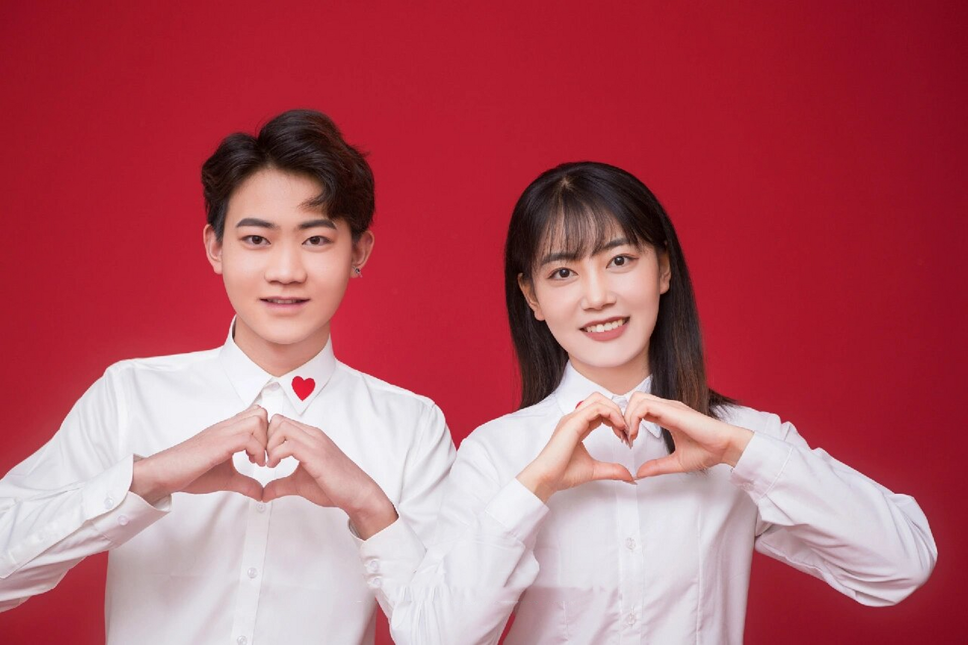 红底情侣照 红底情侣照 快到情人节啦,刷爆朋友圈的红底情侣照 还不