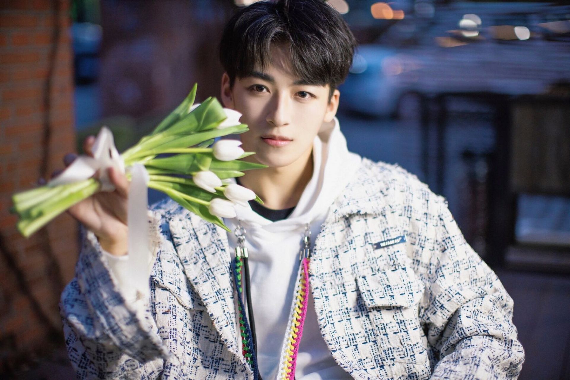 何洛洛最新私服同款,穿小香风外套配第九回抽绳卫衣,时髦又帅气,这件