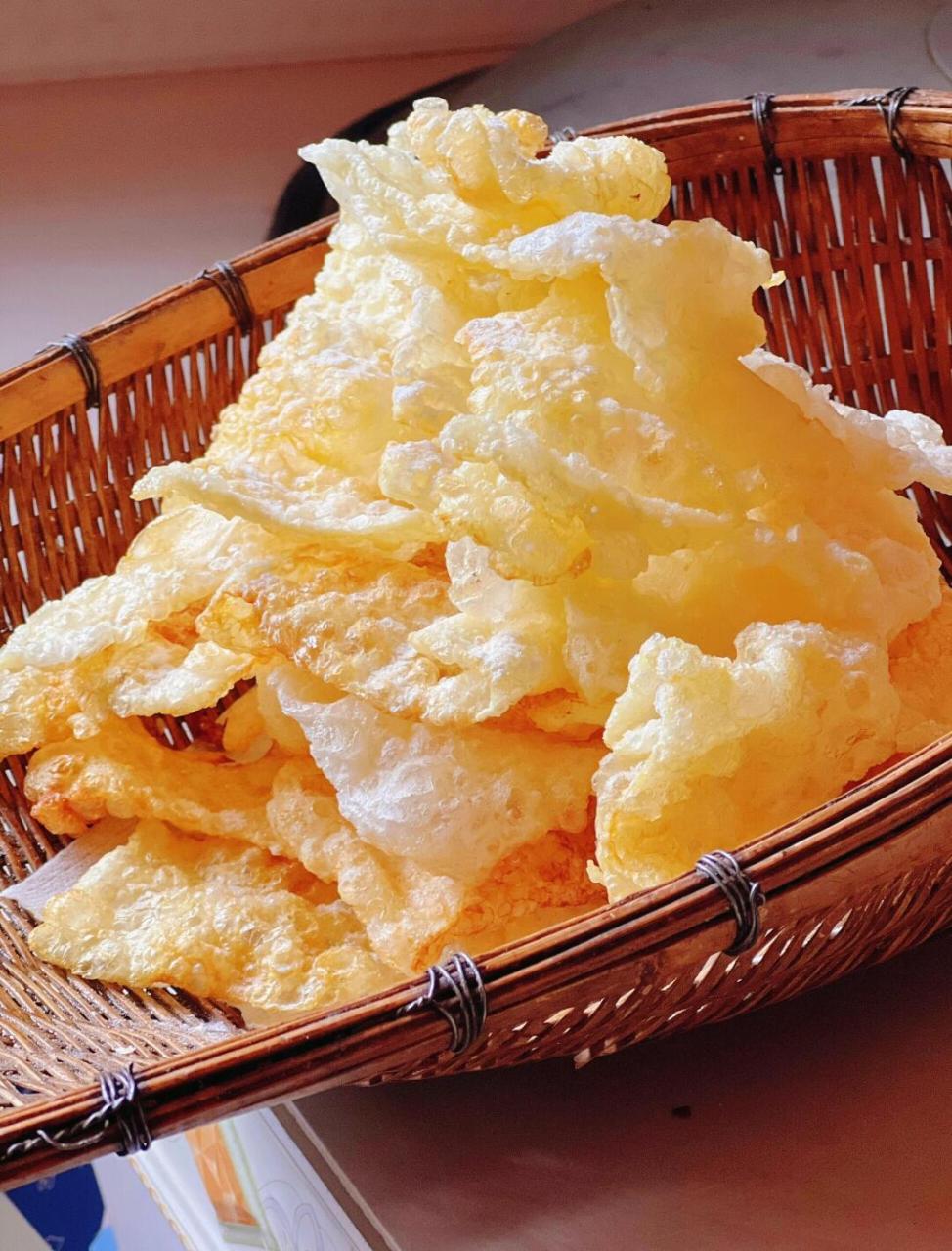 乳扇是大理的一种特色小吃,营养价值高,醇香可口,吃法有很多种,以下是