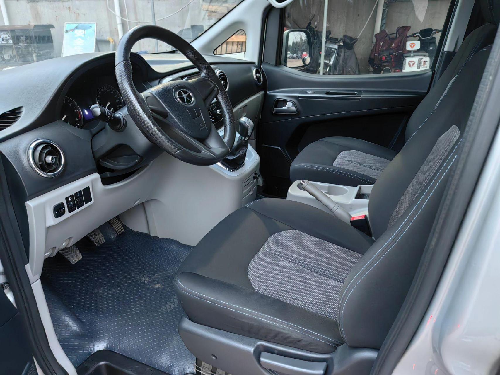 2016款江淮瑞风m3,价格两个多,一手车,实表6万公里,内饰特别新,中排