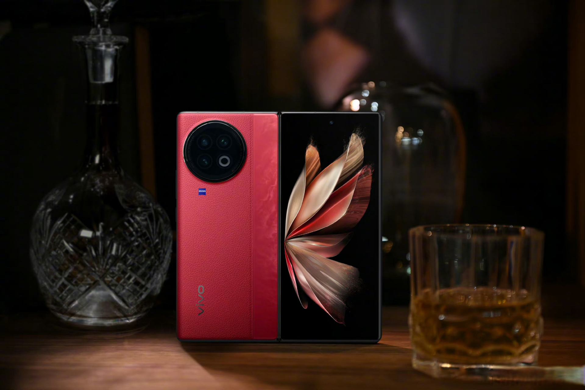 vivo官方放出了vivo x fold2华夏红配色的真机图,采用两仪万象拼接