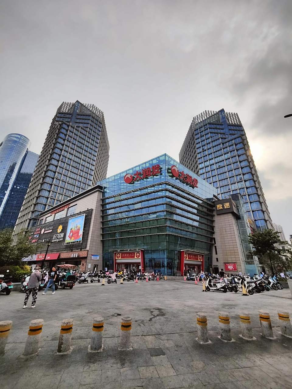 这是郑州市陇海路与紫荆山路交叉口东北角的大润发超市.