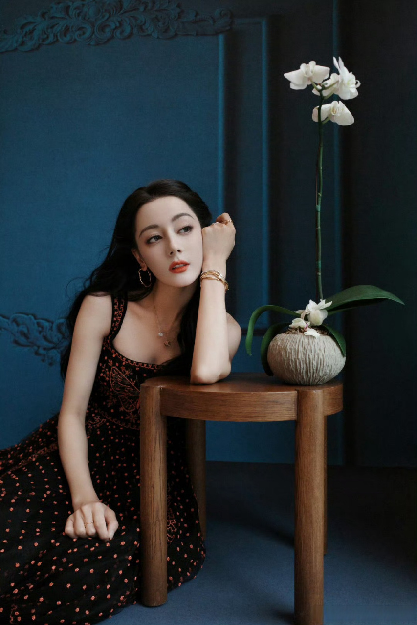 迪丽热巴红色刺绣吊带裙#dear-迪丽热巴 今日线下活动造型释出～红色