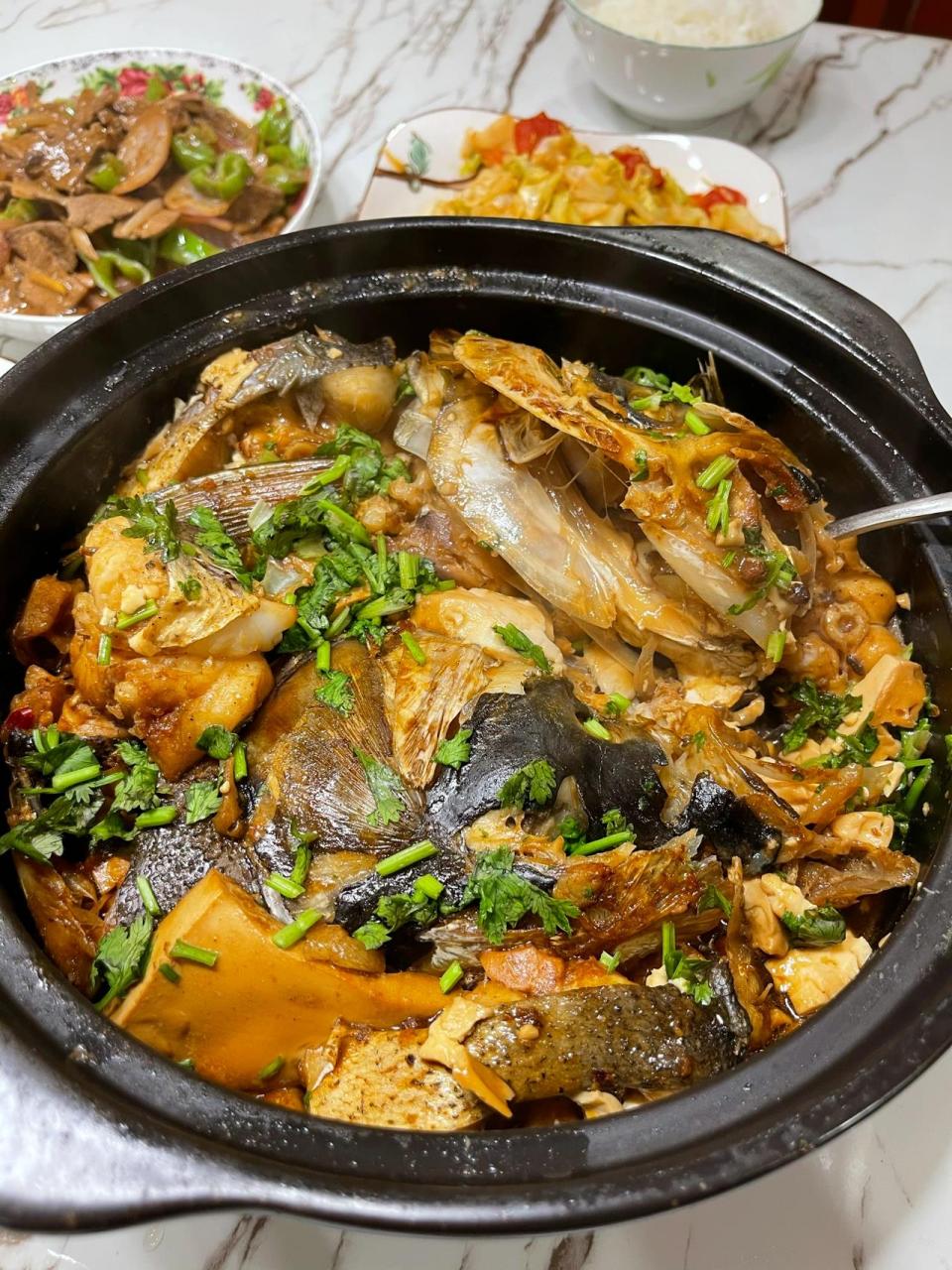 不加一滴水的砂锅鱼头煲97鲜掉眉毛太好吃 之前发过一篇类似的砂锅
