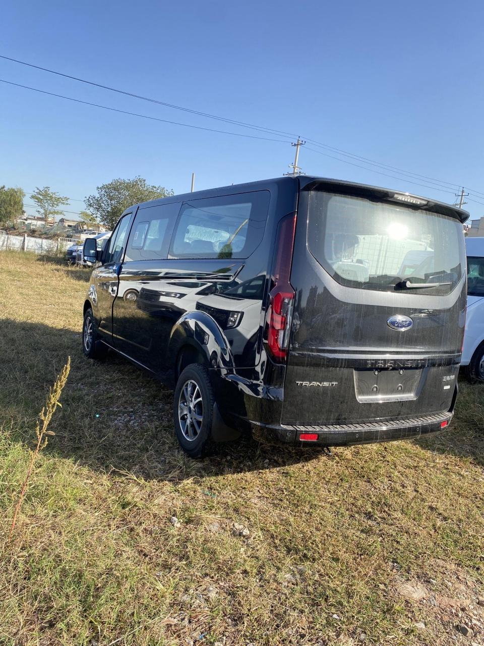 江铃福特新全顺中轴低顶7座商旅版,客户选装:银沙黑金属漆,无钥匙进入