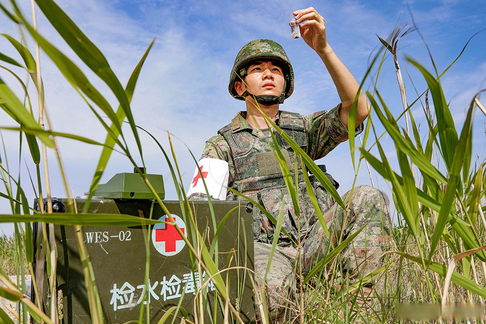 部队卫生员解放军医疗兵军医军事素养部队比赛医务军人卫生员男兵新疆