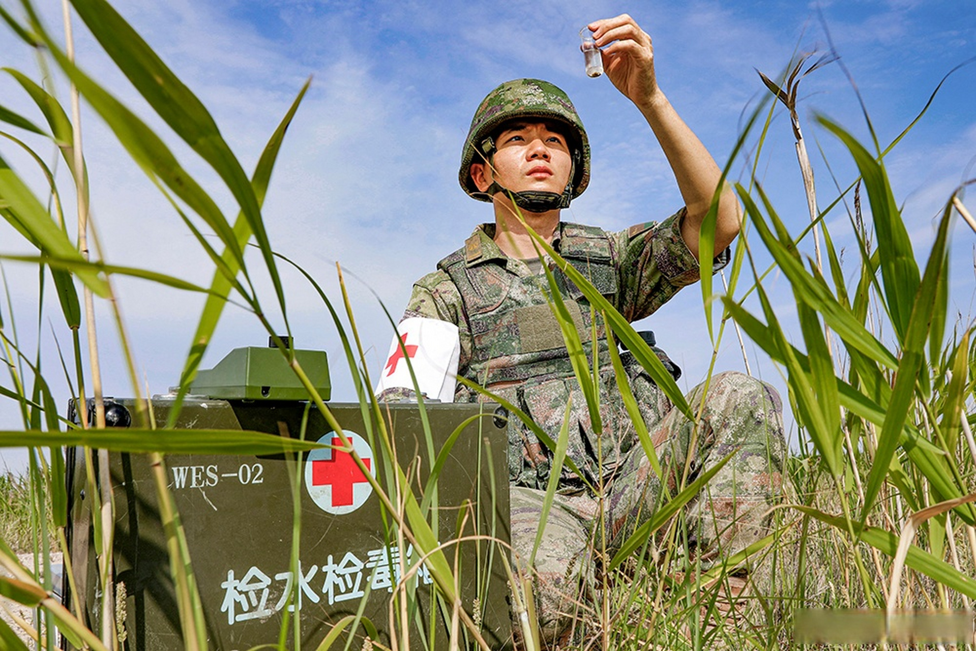 实战化考核锤炼卫勤保障硬功】卫生帐篷借助地形地貌隐蔽而设,救护