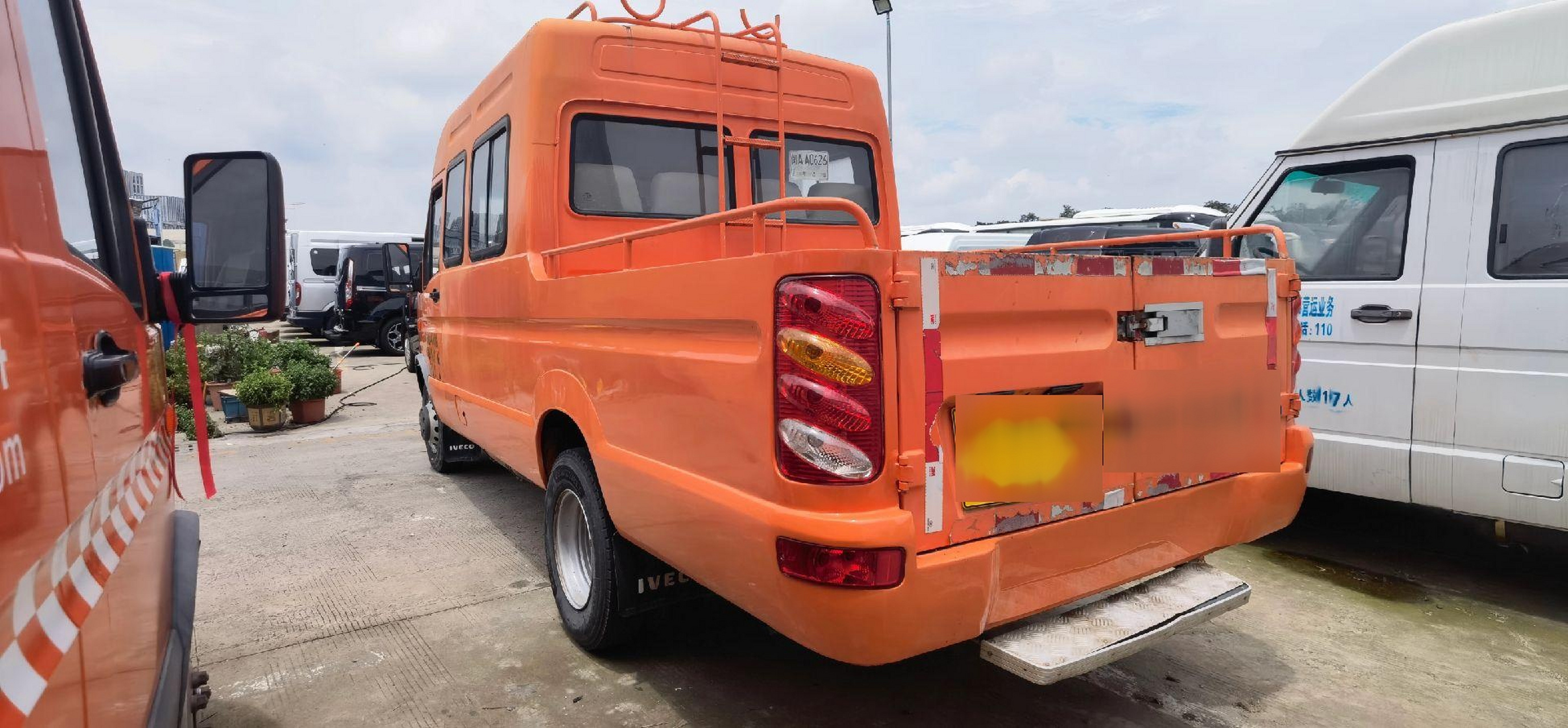 依维柯保迪工程车,黄牌哦,10座,5.99米长a2b1驾驶哦!