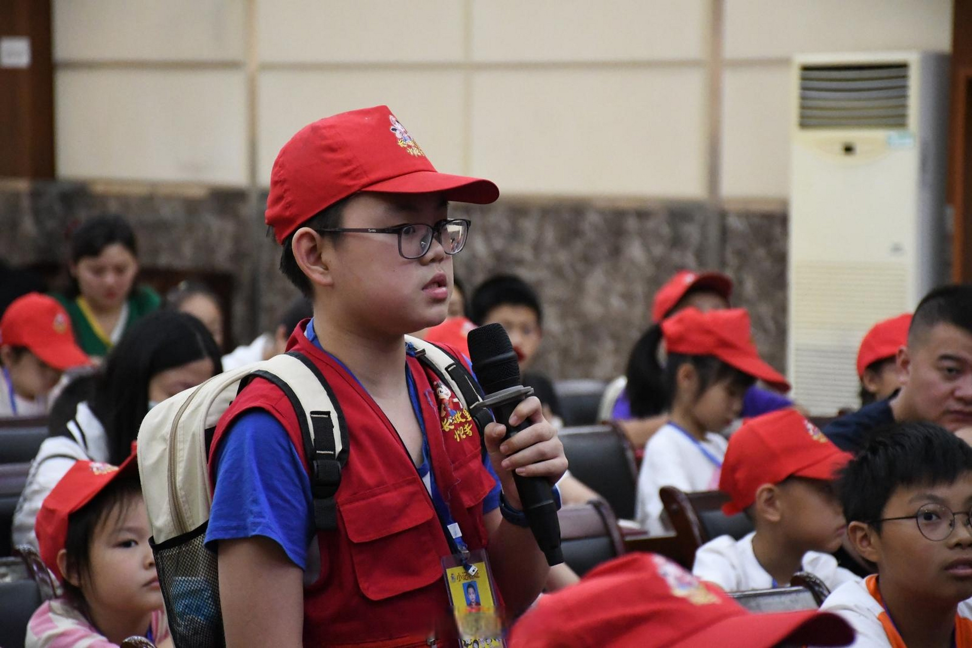 带上采访本,穿上红马甲,怀揣好奇心,5月27日上午,75组长江故里小记者