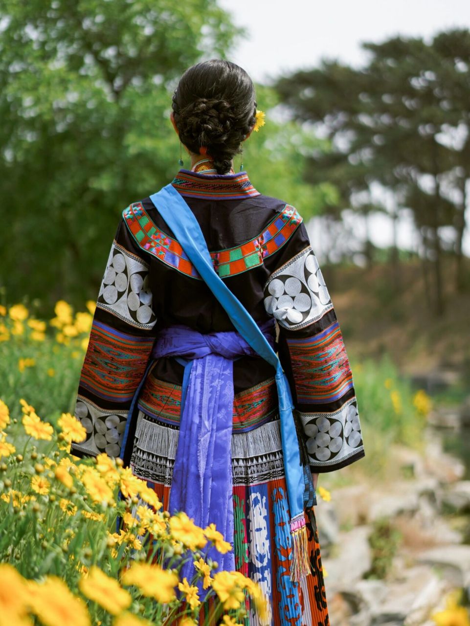 23布依族|贵州安顺市镇宁县布依第三土语支 92布依族简介: 布依族