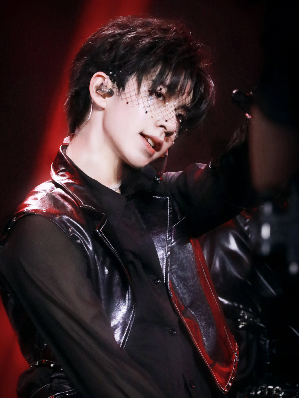 tnt贺峻霖个人简介|兔子少年,人间的四月天 贺峻霖,2004年6月15日出生