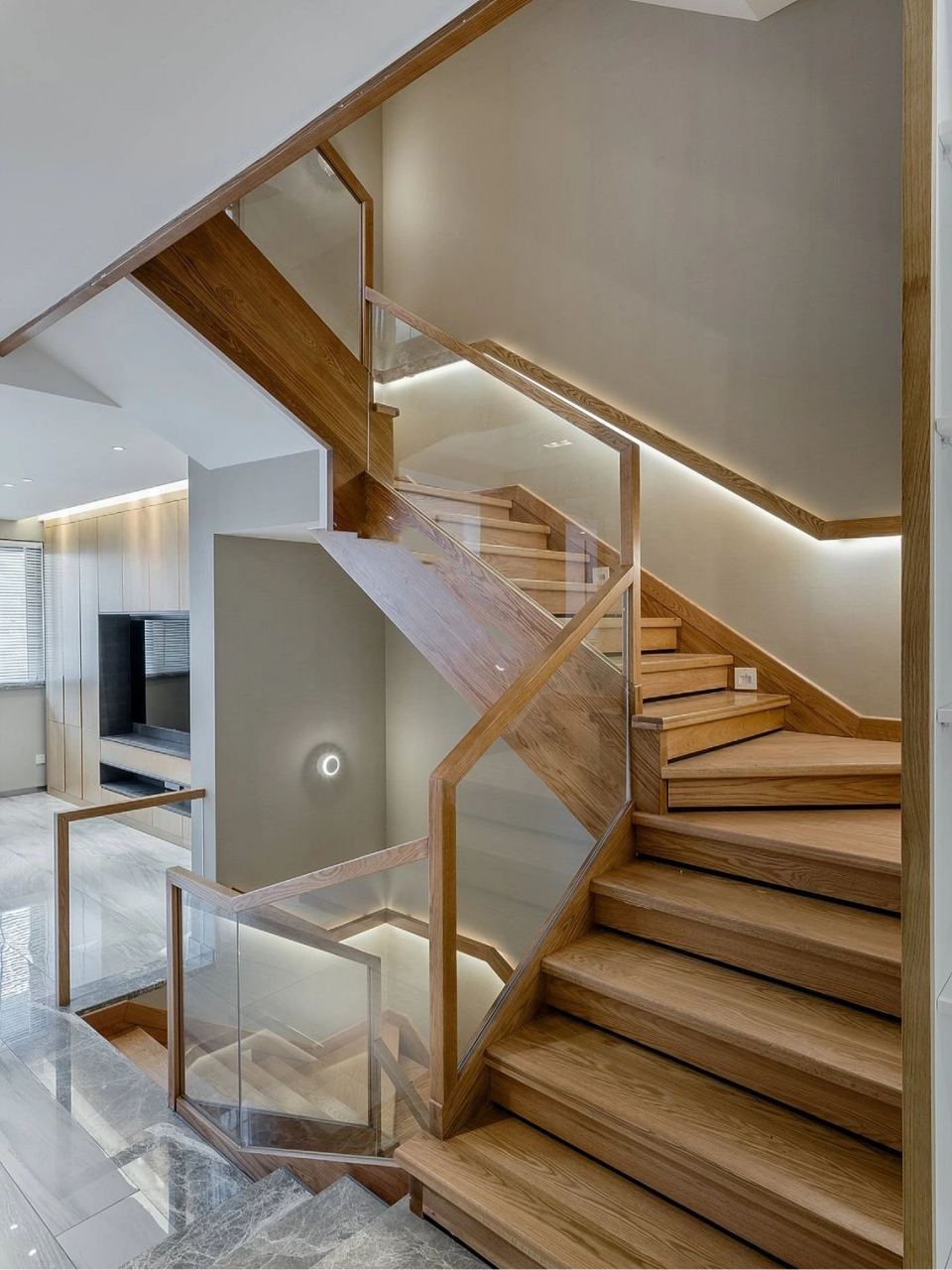 实木楼梯踏步77玻璃扶手 精致又温馨 楼梯踏步选择实木,扶手选择