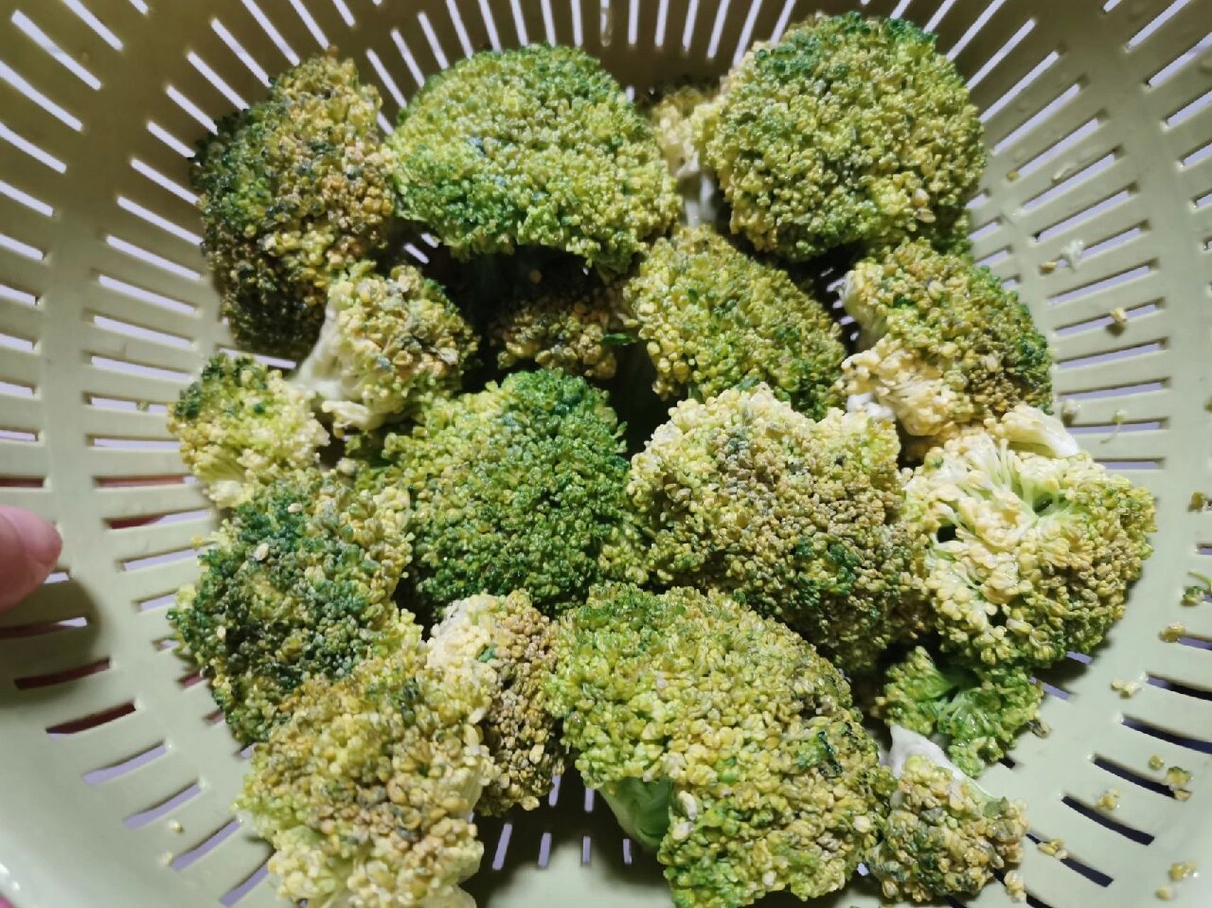 西蘭花開花發黃還能吃嗎 這是疫情期間發的菜,拿到的時候還是綠色的