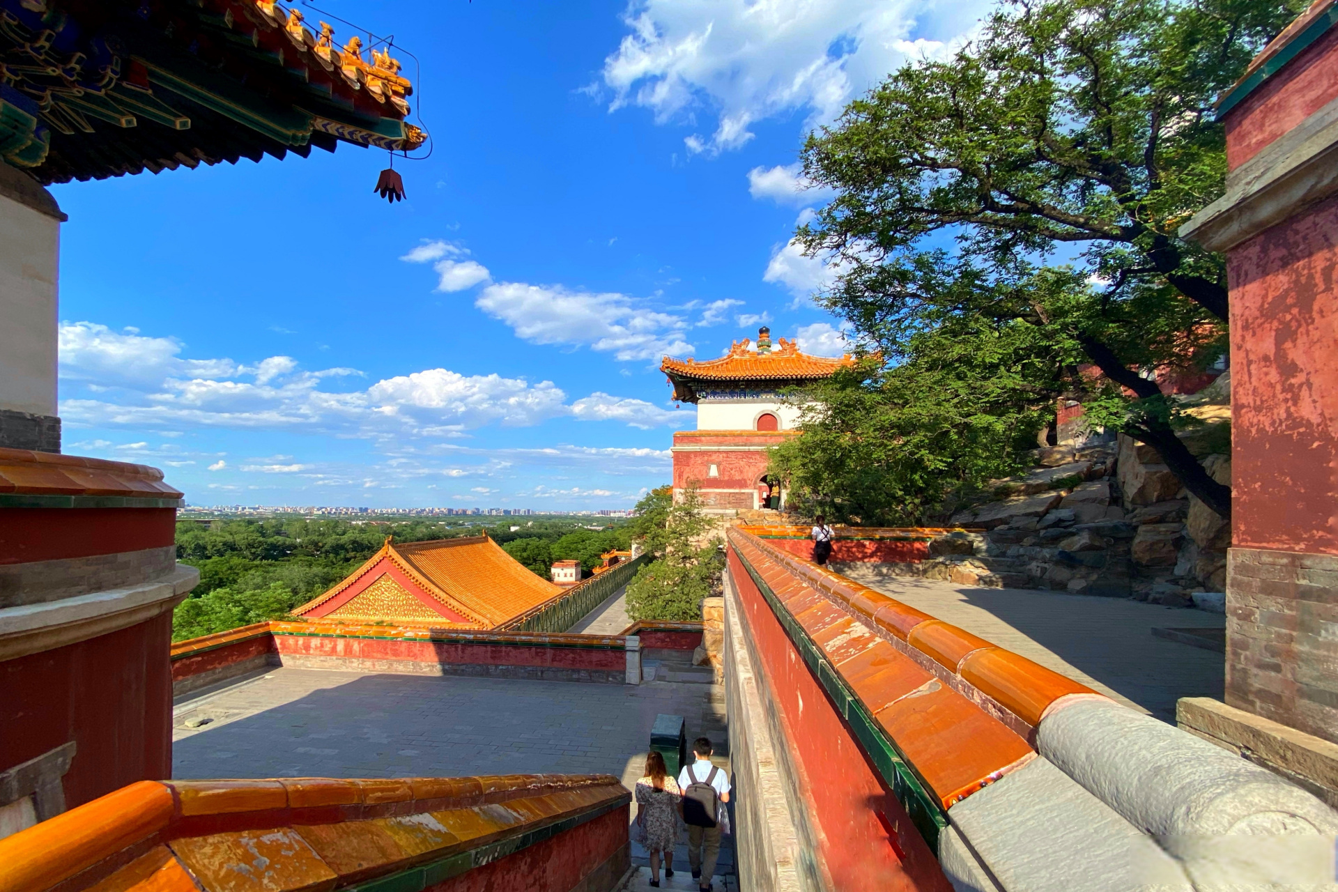 颐和园,以昆明湖,万寿山为基址,以杭州西湖为蓝本,汲取江南园林的设计