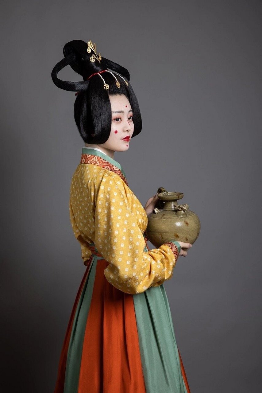 【装束复原】之东晋 【东晋仕女装束】 自汉末以来,服装廓形逐渐有了"