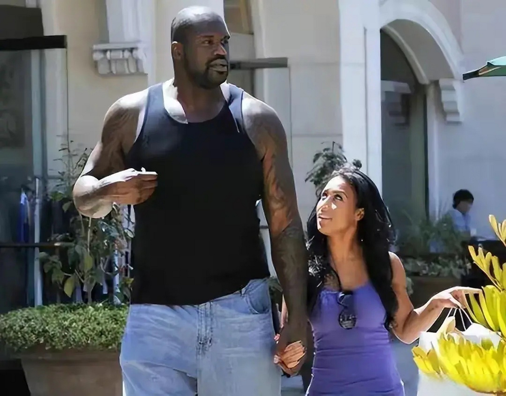 nba球星奥尼尔和他老婆的合影,这身材和体型差距太大,压迫感太强了.
