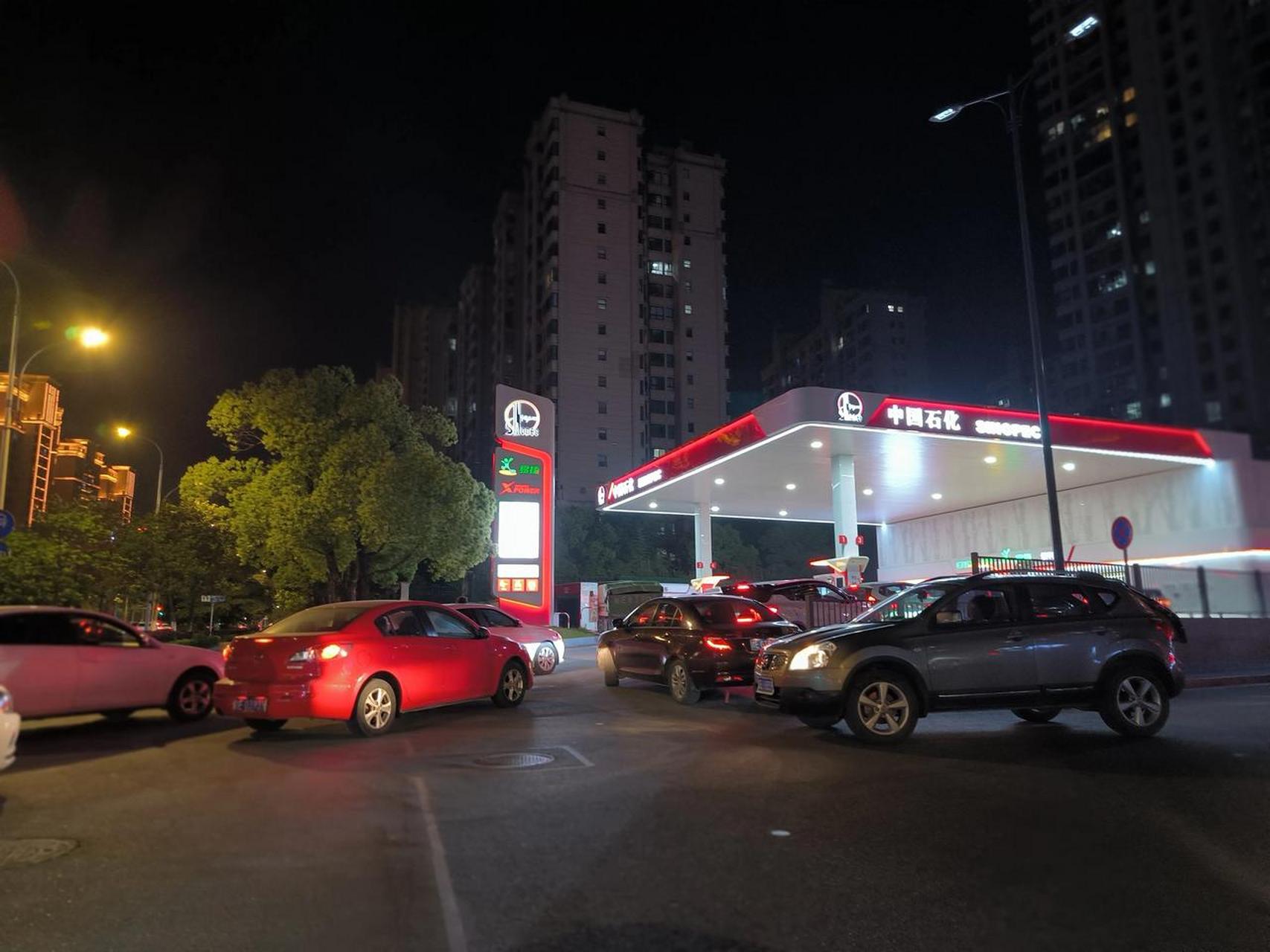 从今晚加油站排队加油,让我看到疫情三年后的心酸与收入降低