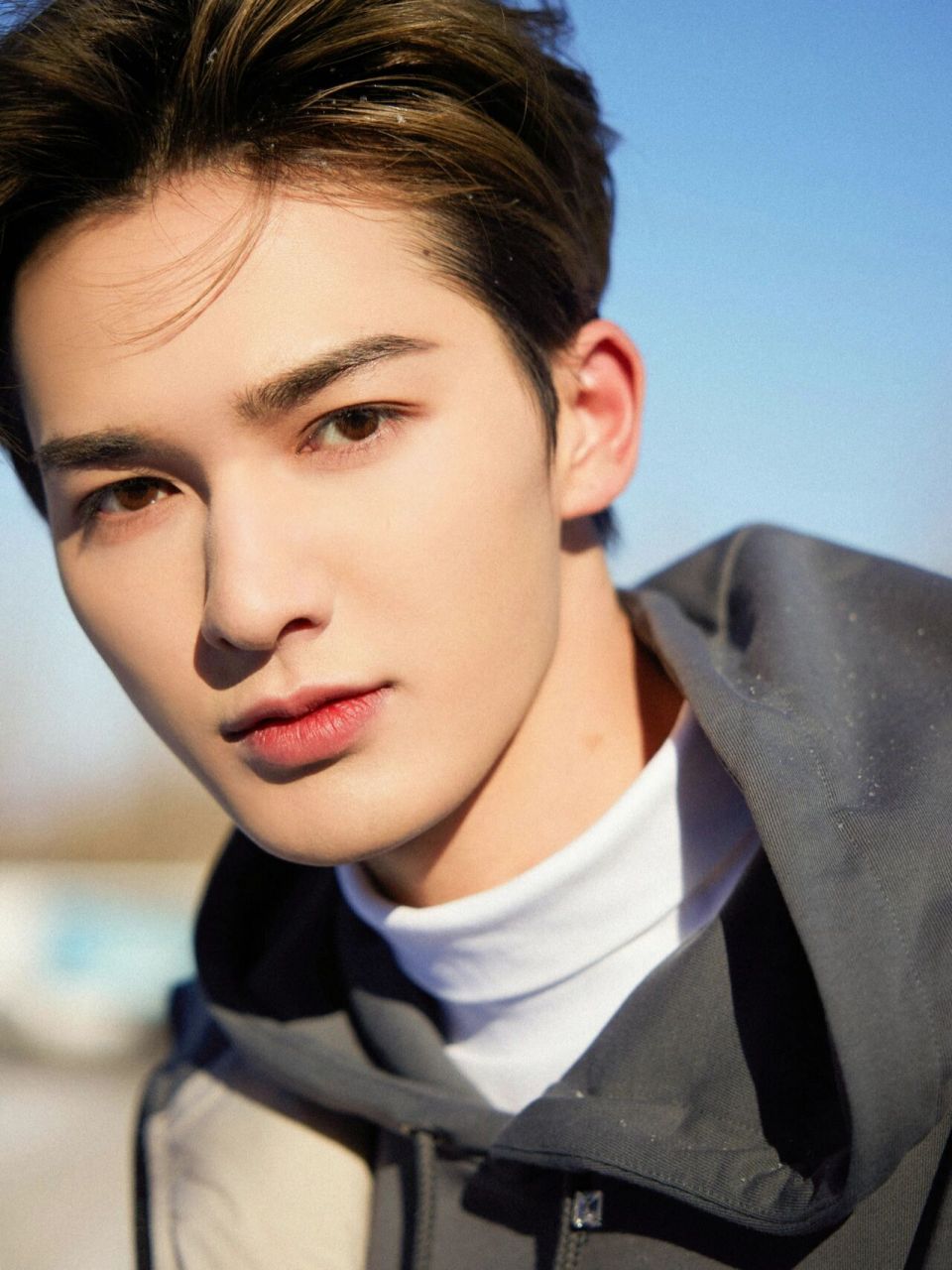 朱正廷雪景写真,冬日氛围感男友照有了  分享雪地随拍,身穿灰色运动