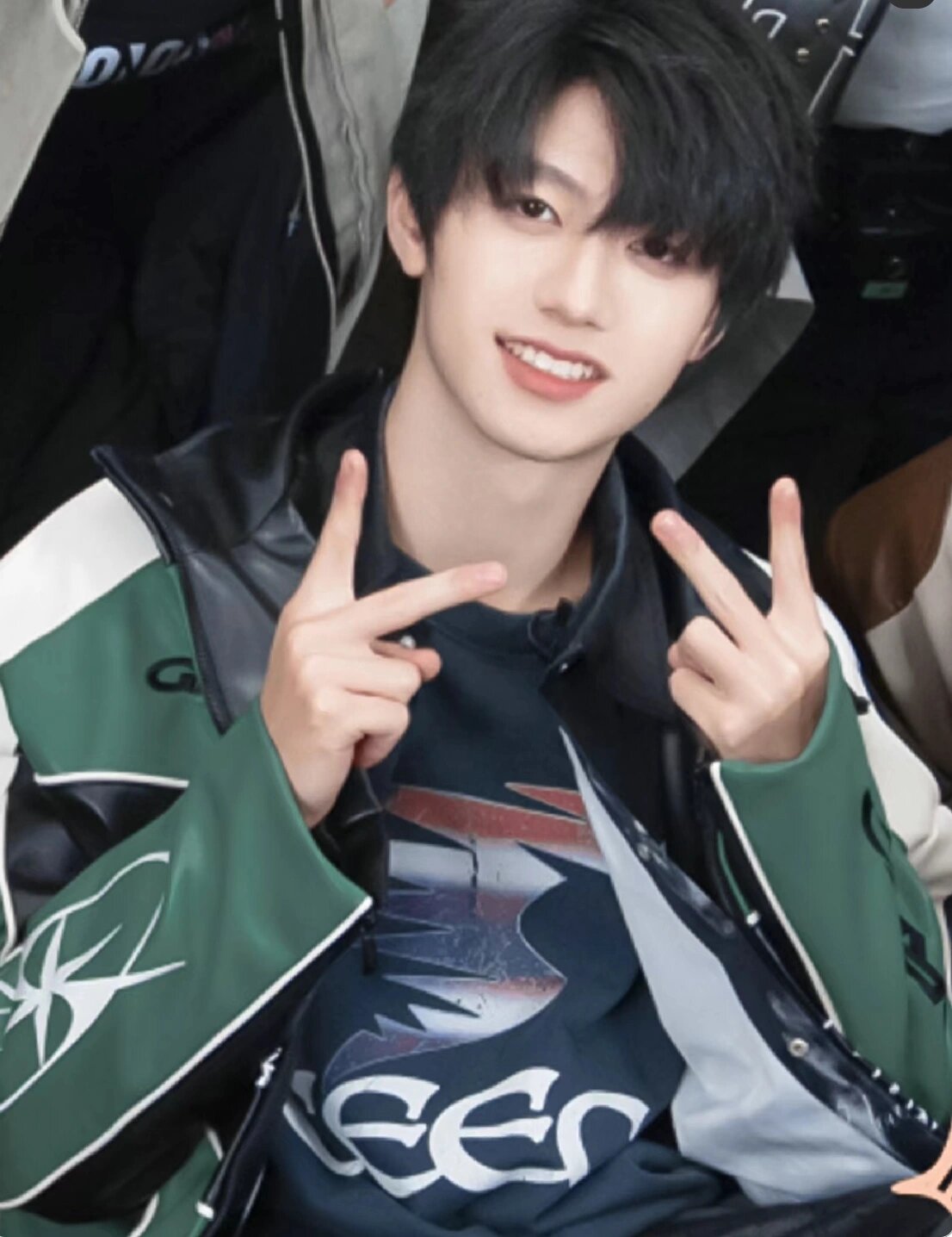 朱志鑫系列单卡意思就是说没有任何装饰,叠卡就是有图案的有小贴纸的