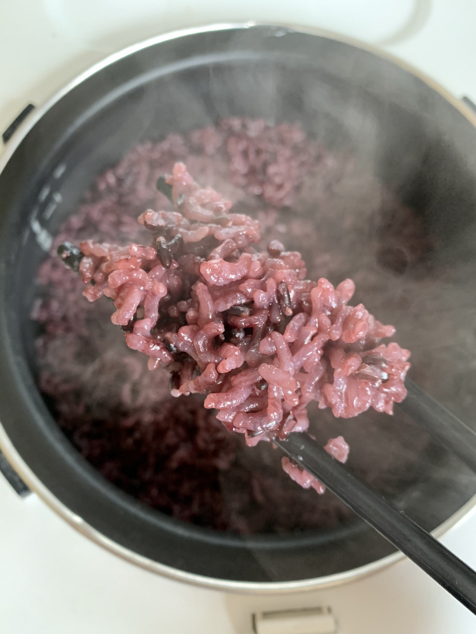 普及黑米饭的做法 黑色食品不但营养丰富,而且补血美容效果也非常好!