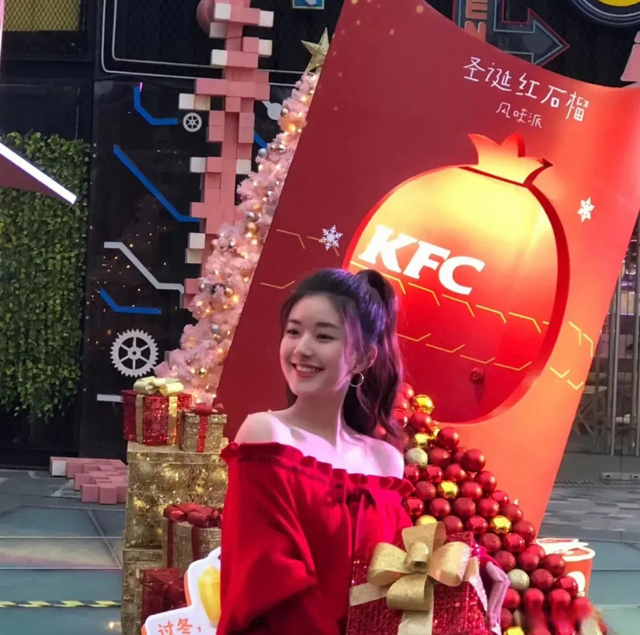 赵露思刚出道那会儿,出席kfc肯德基活动的生图超级甜美,腿又细又直,很