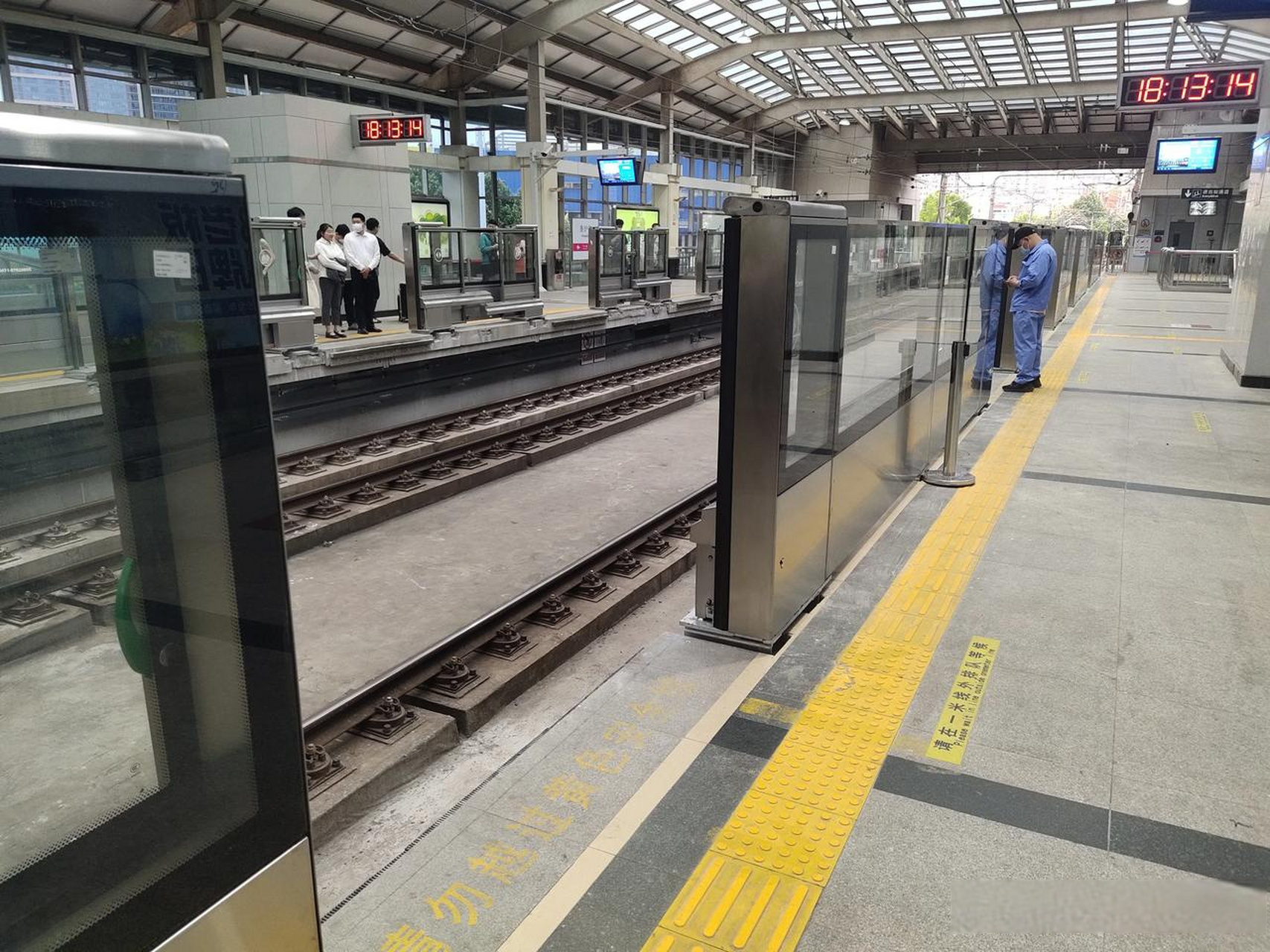 今天,我乘坐大连快轨3号线,发现香炉礁快轨站站台安装屏蔽门了,这应该