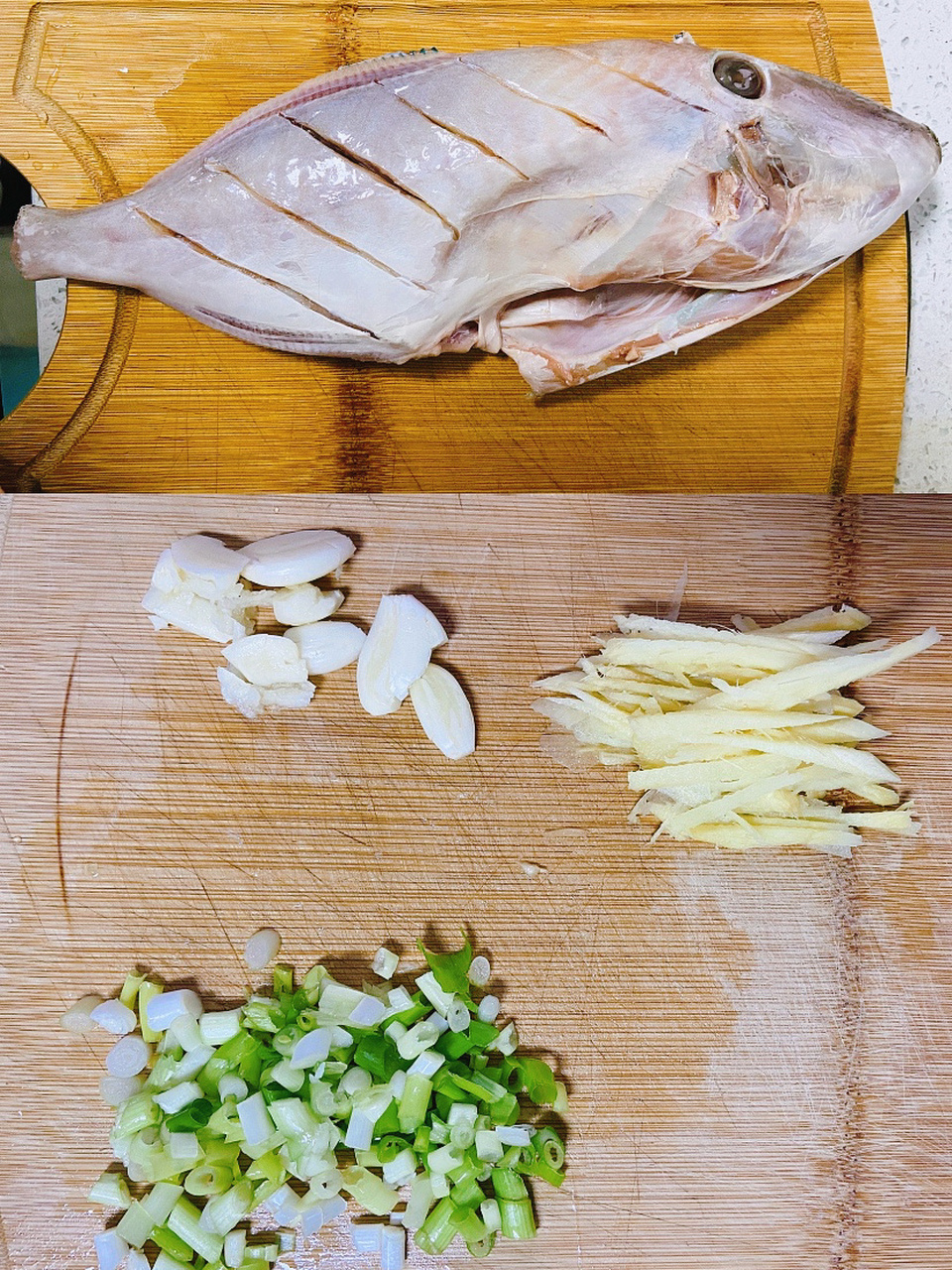 家常版扒皮狼扒皮鱼做法 93准备材料:扒皮狼一条,葱姜蒜,500ml啤酒