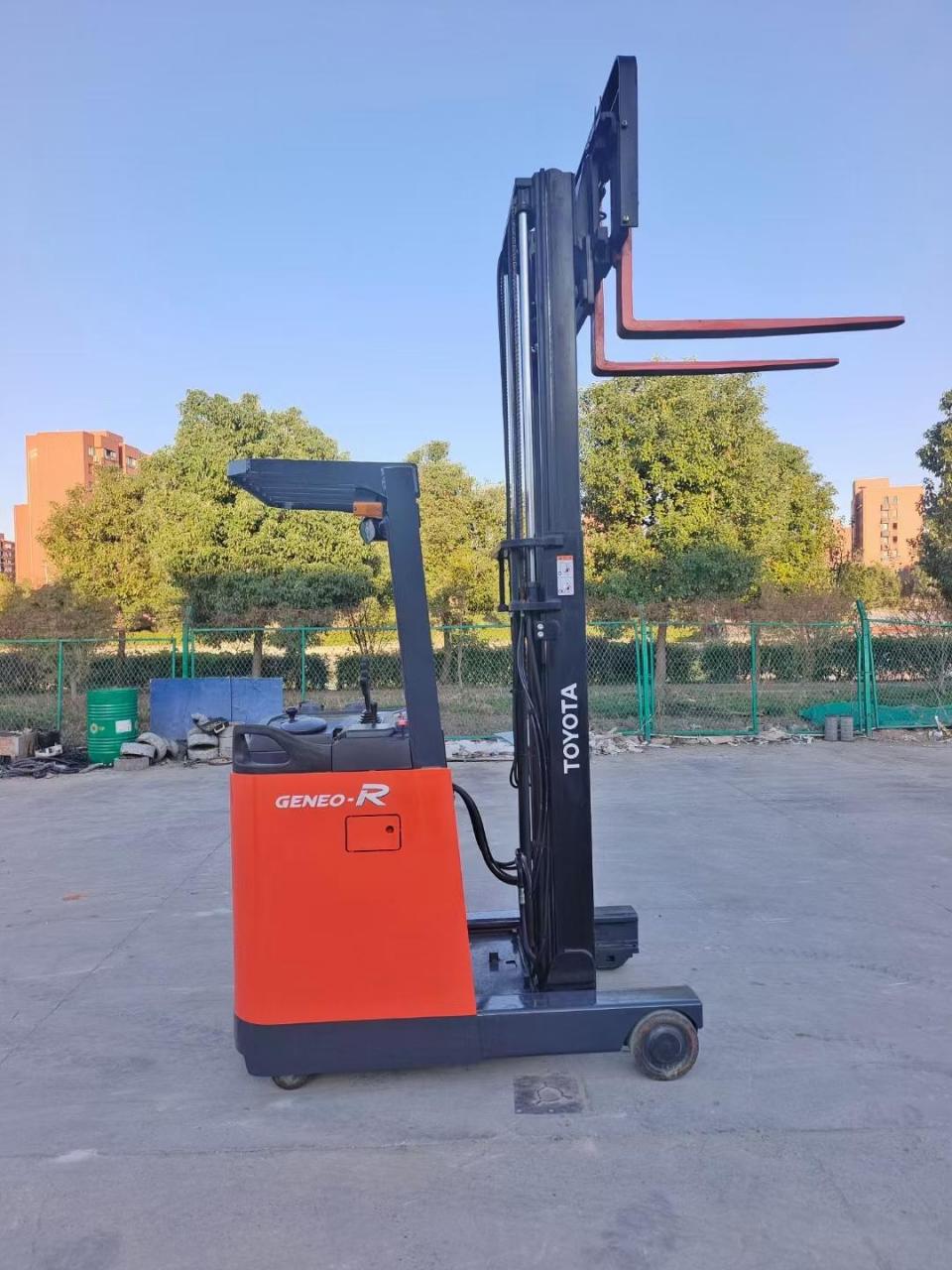 仓储货架堆高专用 站立式电动叉车 岛国原装进口 搭载全新电池 升高3