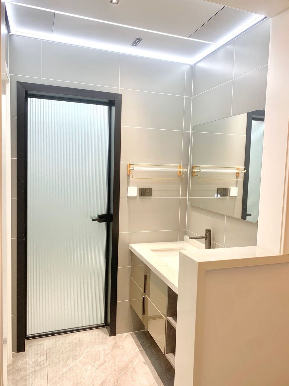 卫生间做半墙干湿分离 又显大 又亮堂 我家客卫当初是在走廊的一个