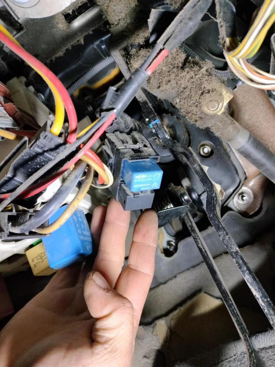 老款爱丽舍刹车灯不亮,这个车型有刹车灯继电器,位于仪表台下保险盒