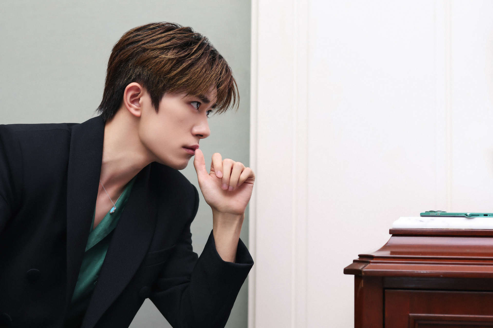 与华为nova全球代言人@易烊千玺 共至nova 11系列及全场景新品发布会