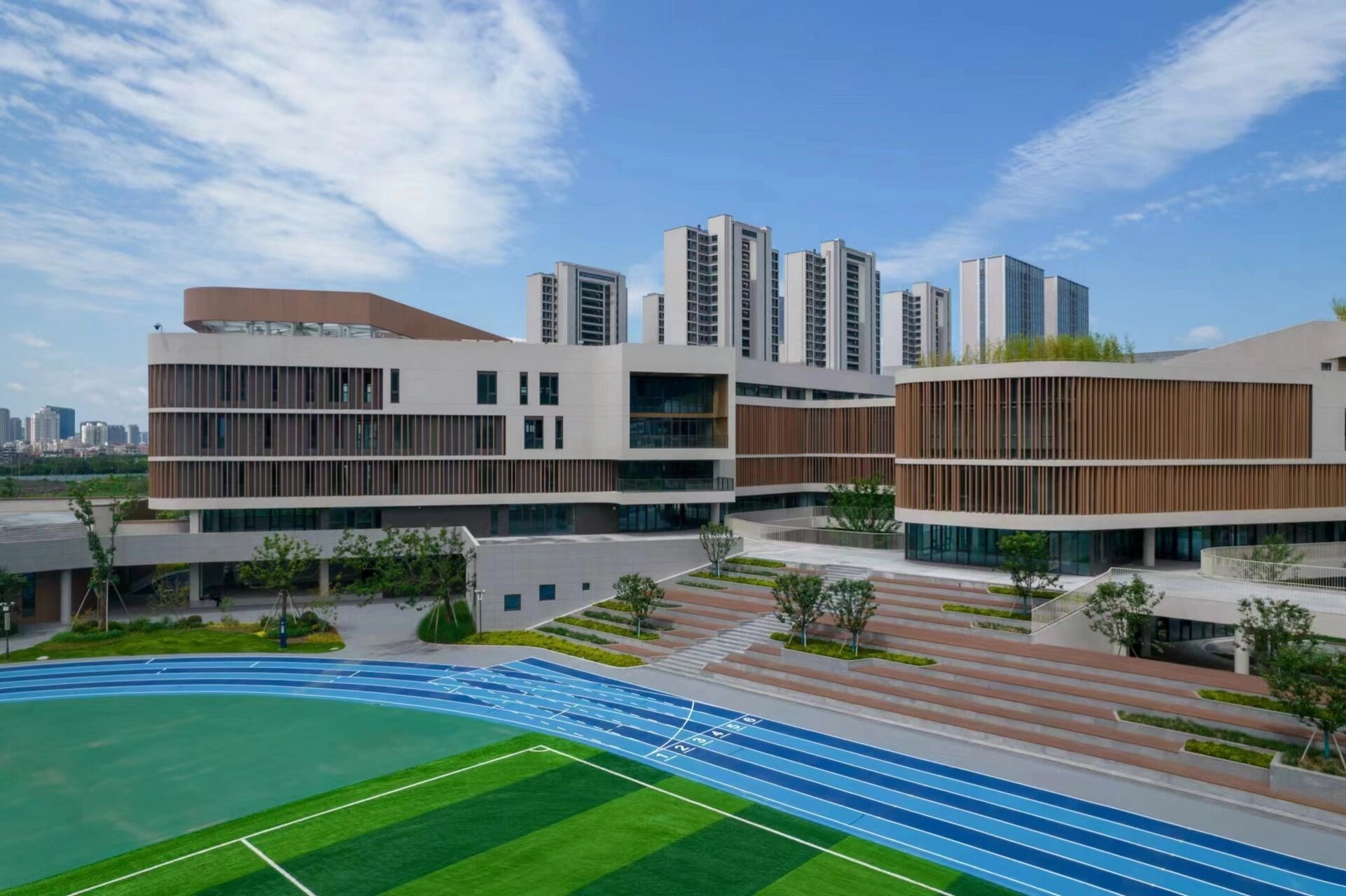 温州慧中公学中学部 学校操场全景