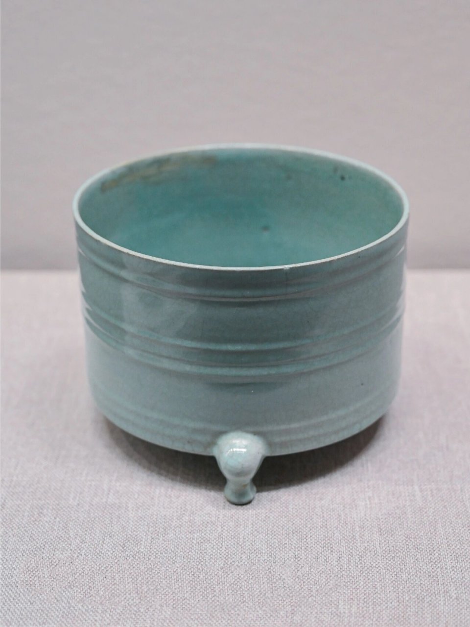 雨过天青云破处,冠绝古今的中国瓷器名窑 北宋·汝窑淡天青釉弦纹三足